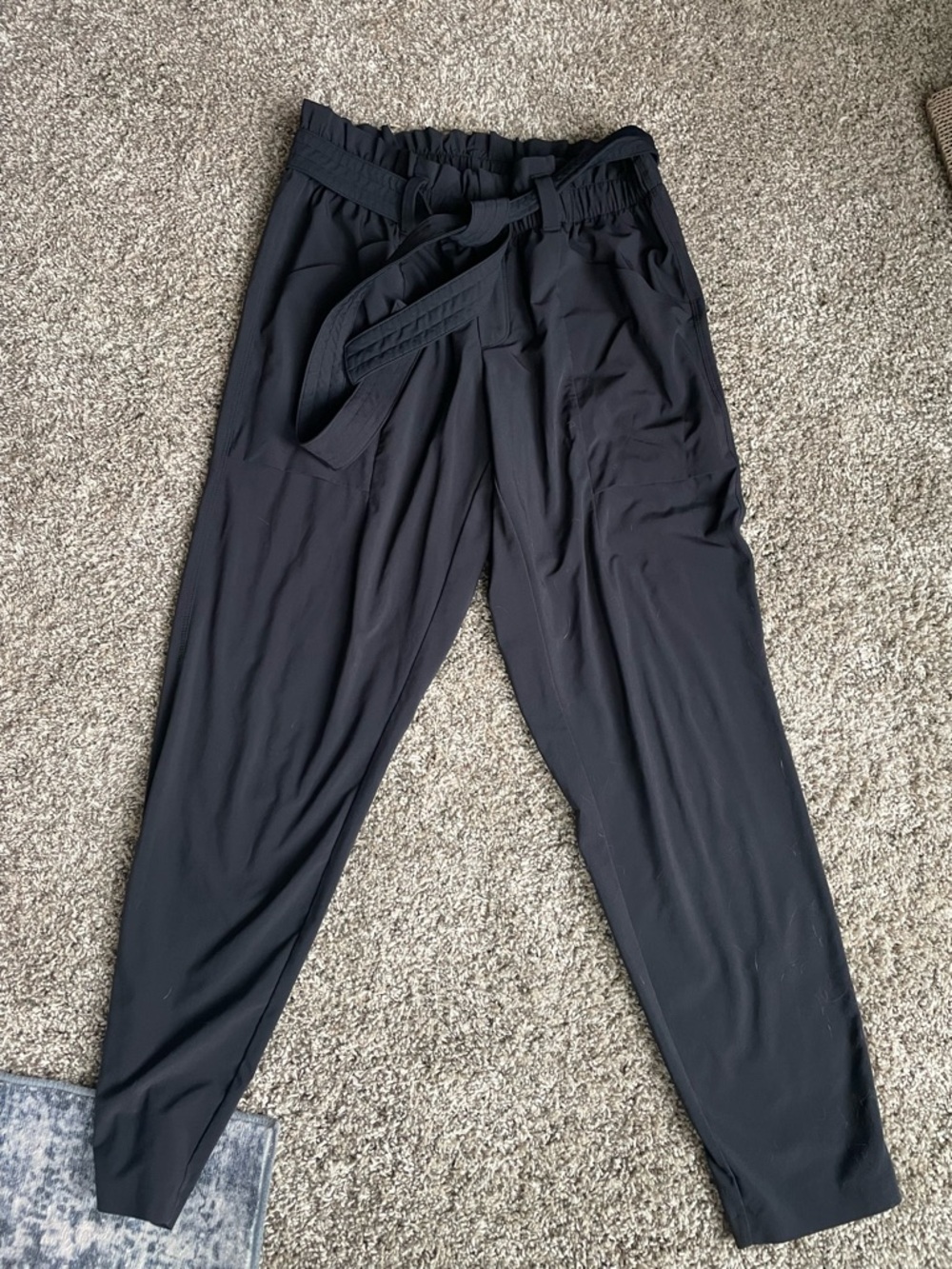 Athleta Woman’s Cardiff Cargo Pants Bow waist Sz 6 in gently used condition
